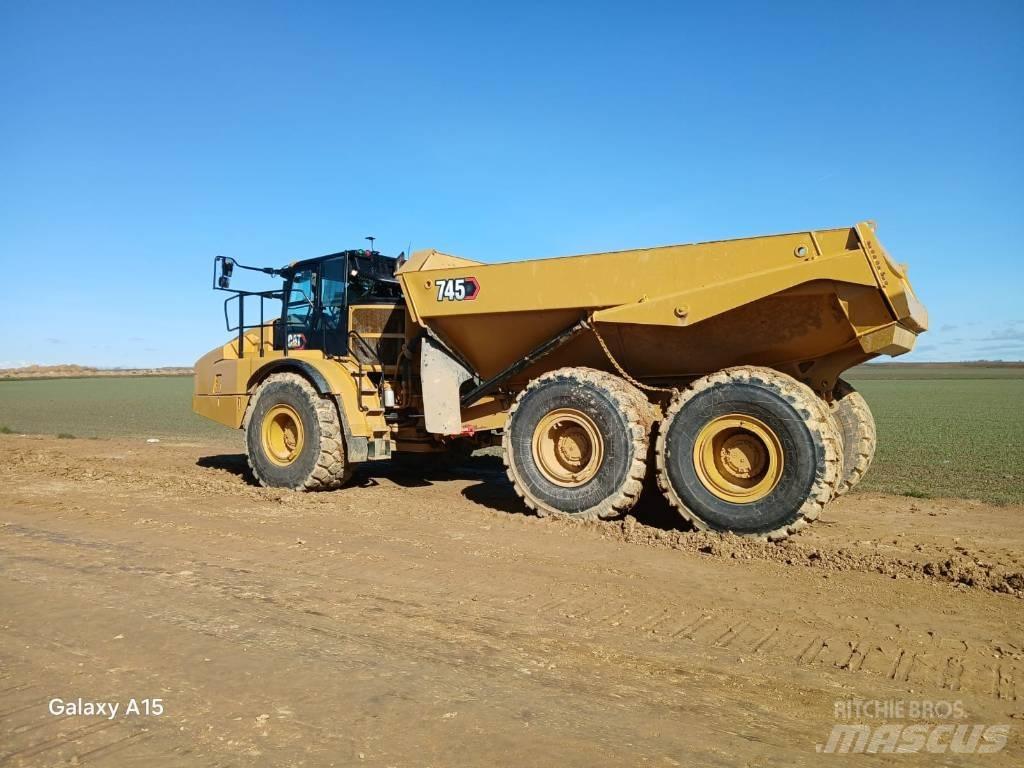 CAT 745 鉸接式起吊車