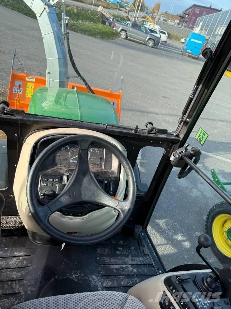 John Deere 2032 R 小型曳引機