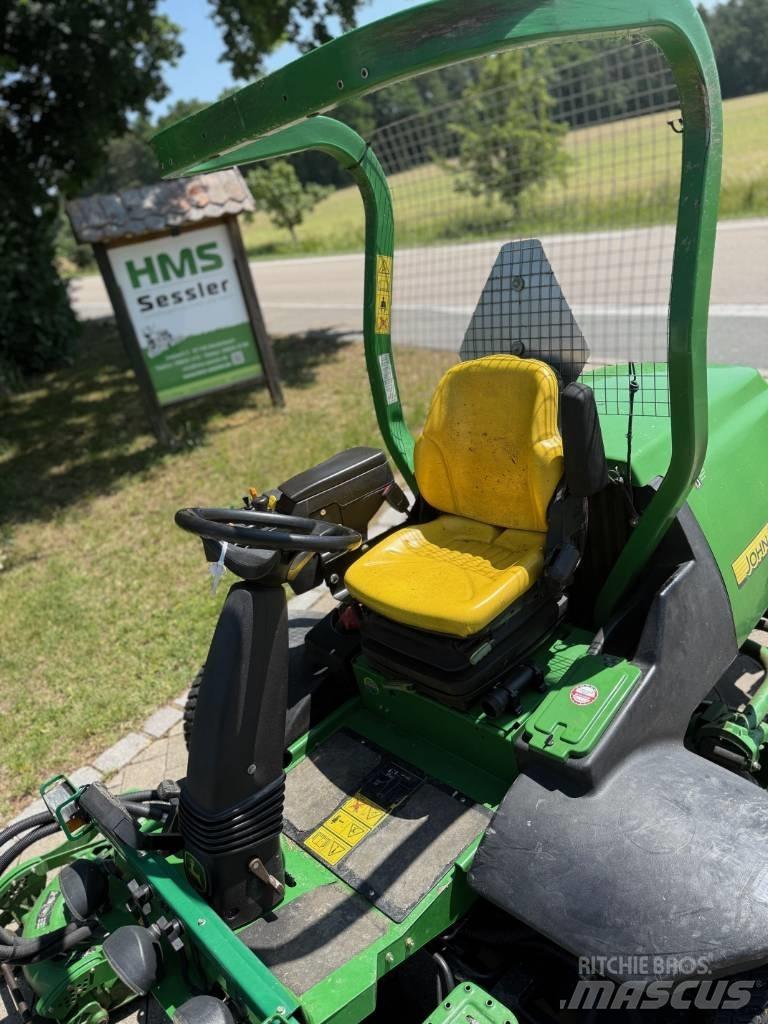 John Deere 8800 騎乘式割草機