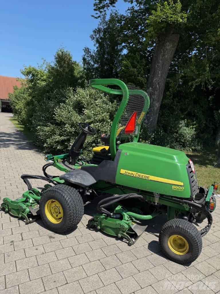 John Deere 8800 騎乘式割草機