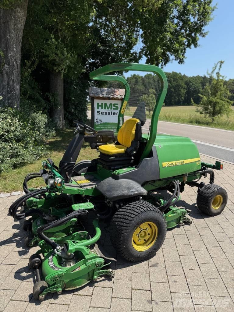 John Deere 8800 騎乘式割草機