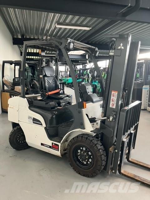 Mitsubishi FD25N3 柴油卡車