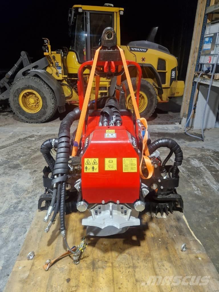 Komatsu C 144 收穫機頭