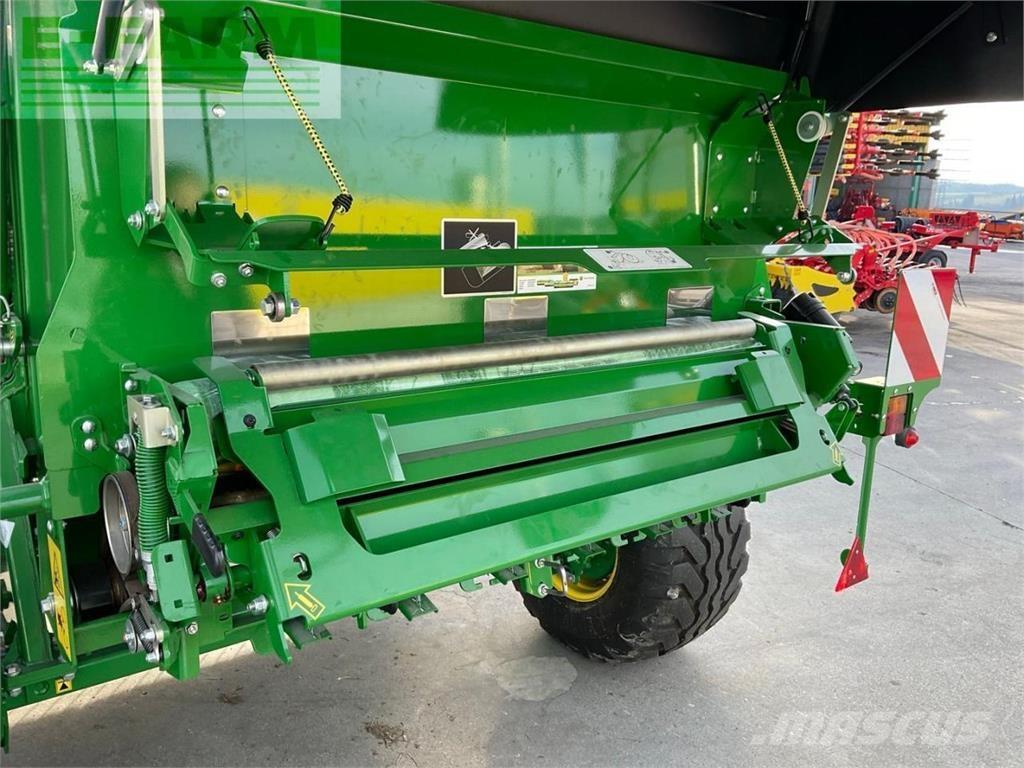John Deere V451 M 方形打捆機