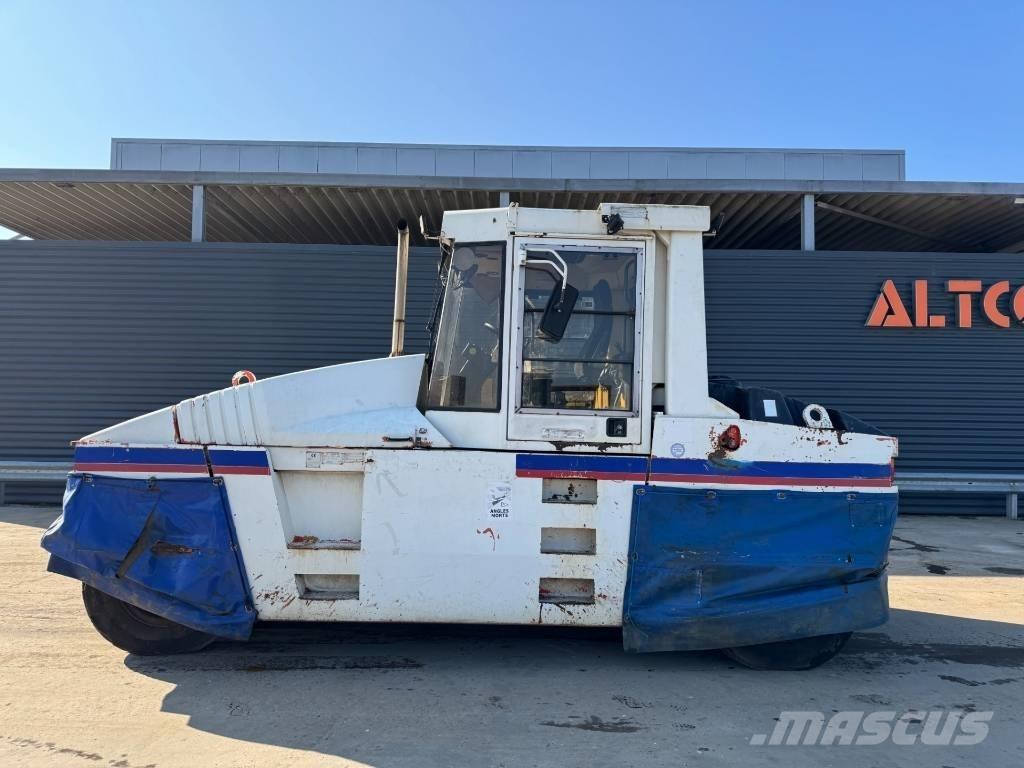 CAT RS-300B 膠輪滾壓機