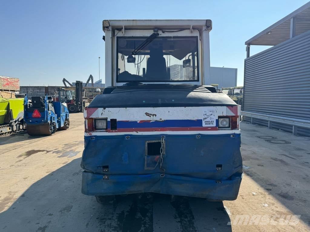 CAT RS-300B 膠輪滾壓機