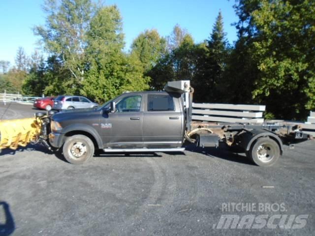 Dodge Ram 4500 HD 刮雪板和犁