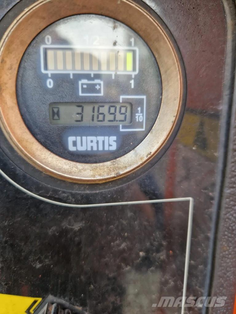 JLG E600 曲臂高空作業車