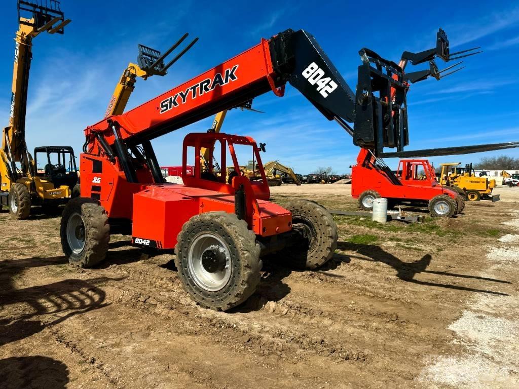 SkyTrak 8042 伸縮臂操作車