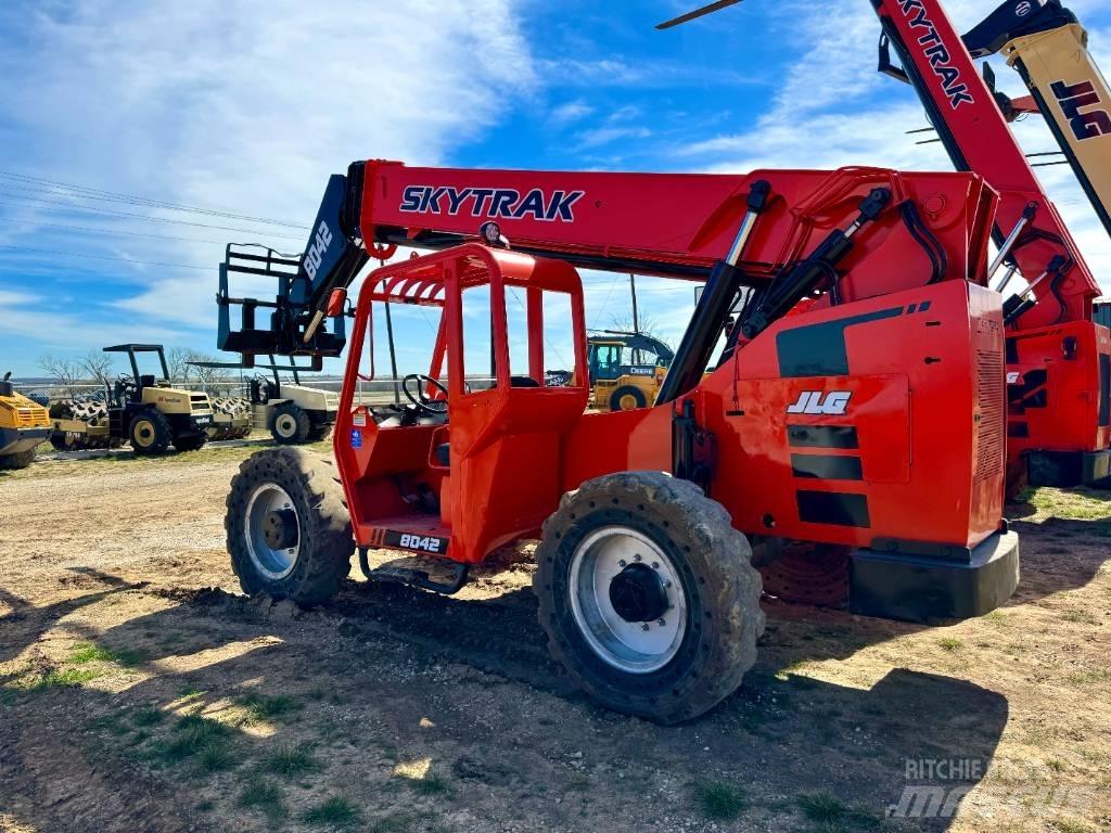 SkyTrak 8042 伸縮臂操作車
