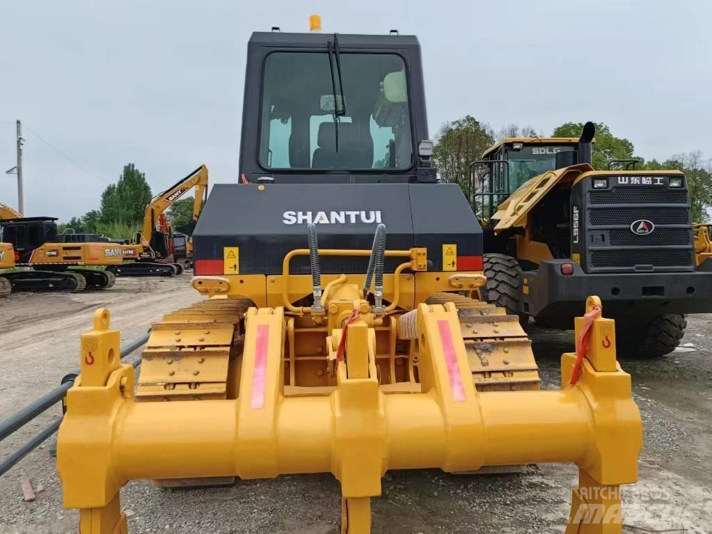 Shantui D16 履帶推土機