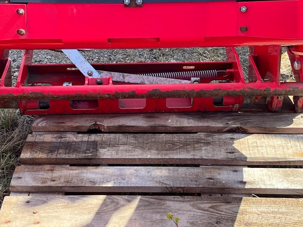 Massey Ferguson 945 前端裝載機和挖掘機