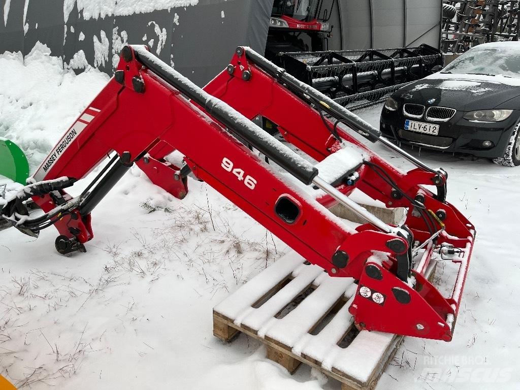 Massey Ferguson 945 前端裝載機和挖掘機