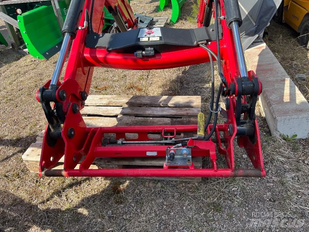 Massey Ferguson 945 前端裝載機和挖掘機