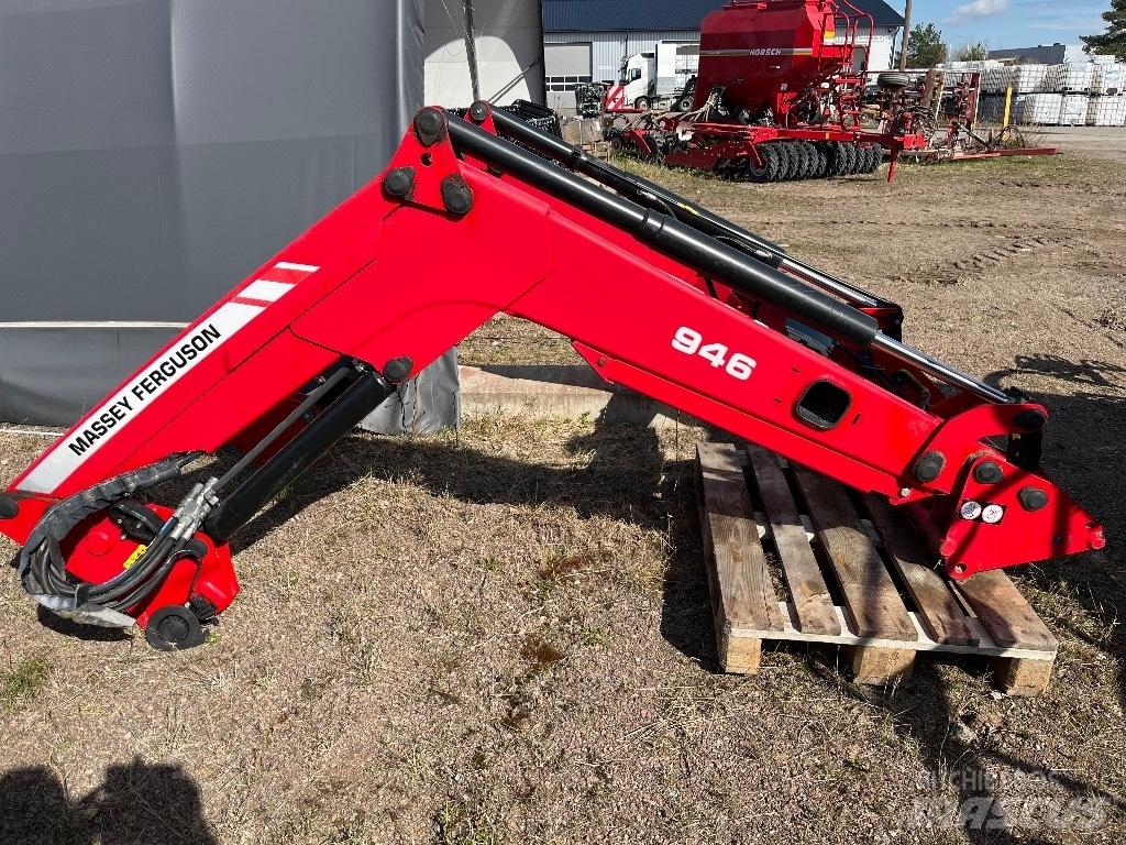 Massey Ferguson 945 前端裝載機和挖掘機