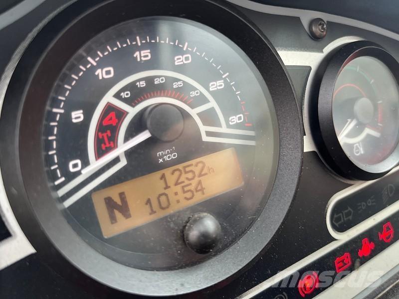 Manitou MT 732 伸縮臂操作車