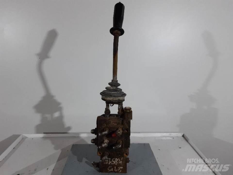 CAT 215 駕駛室與內部