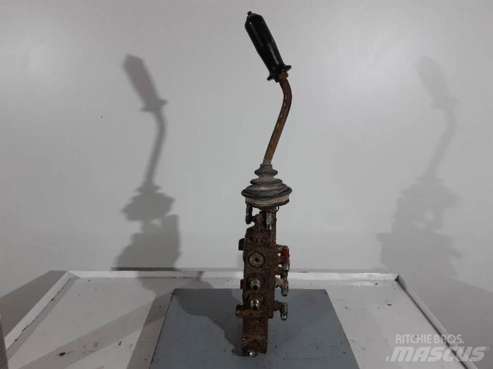 CAT 215 駕駛室與內部