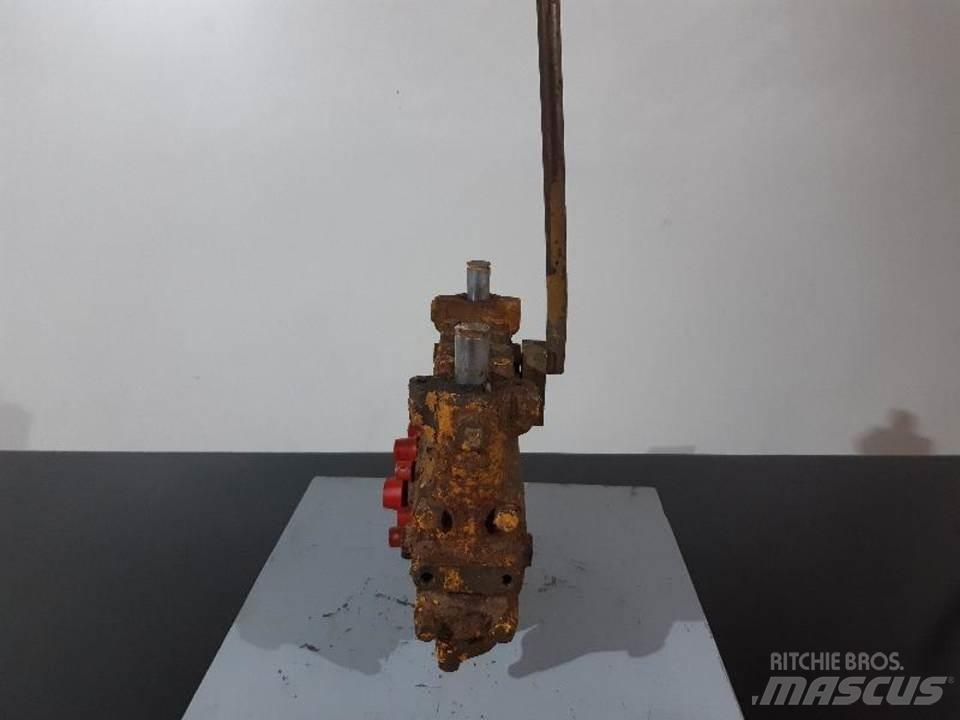 CAT 215 駕駛室與內部