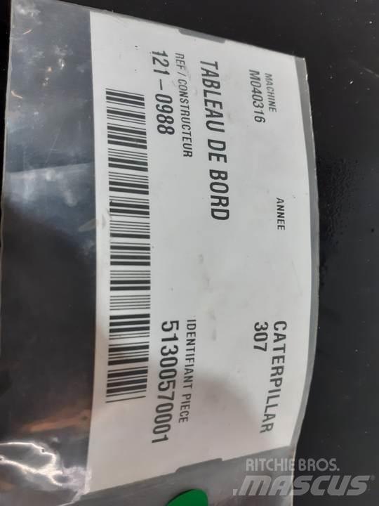 CAT 307 駕駛室與內部