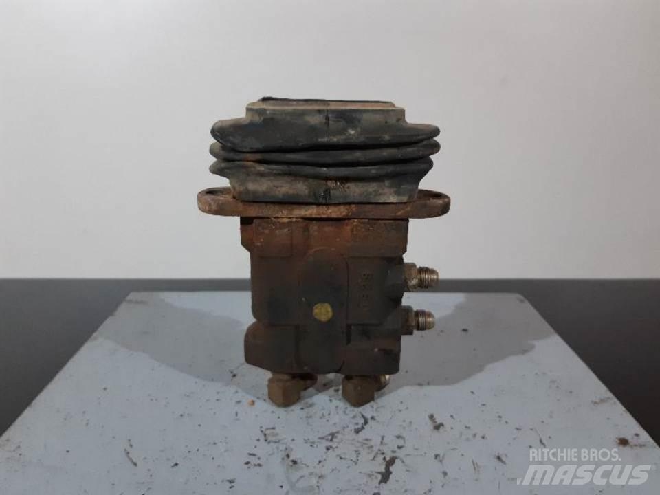 CAT 317BL 駕駛室與內部