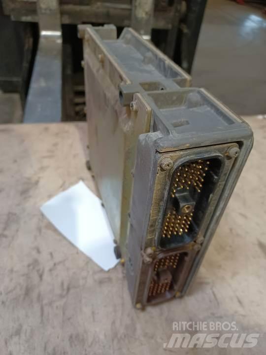 CAT 318C 駕駛室與內部