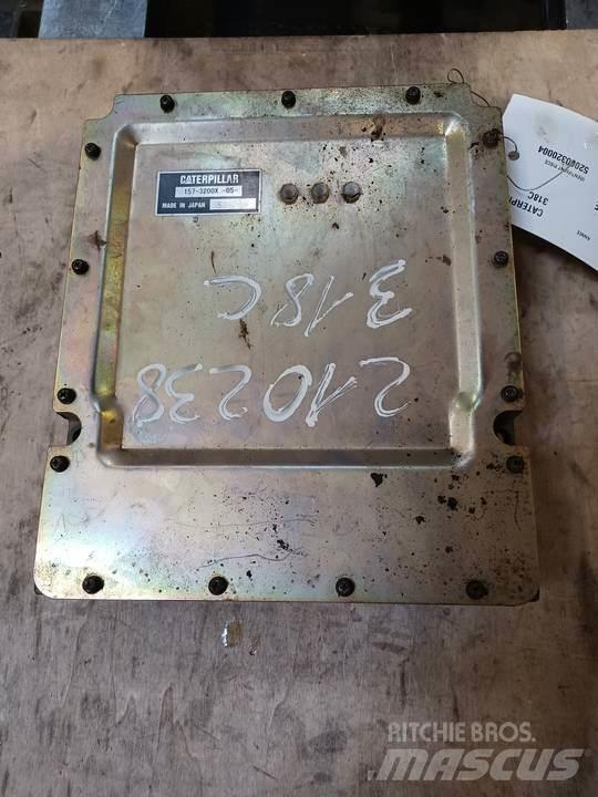 CAT 318C 駕駛室與內部