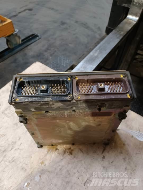 CAT 318C 駕駛室與內部
