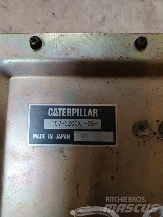 CAT 318C 駕駛室與內部