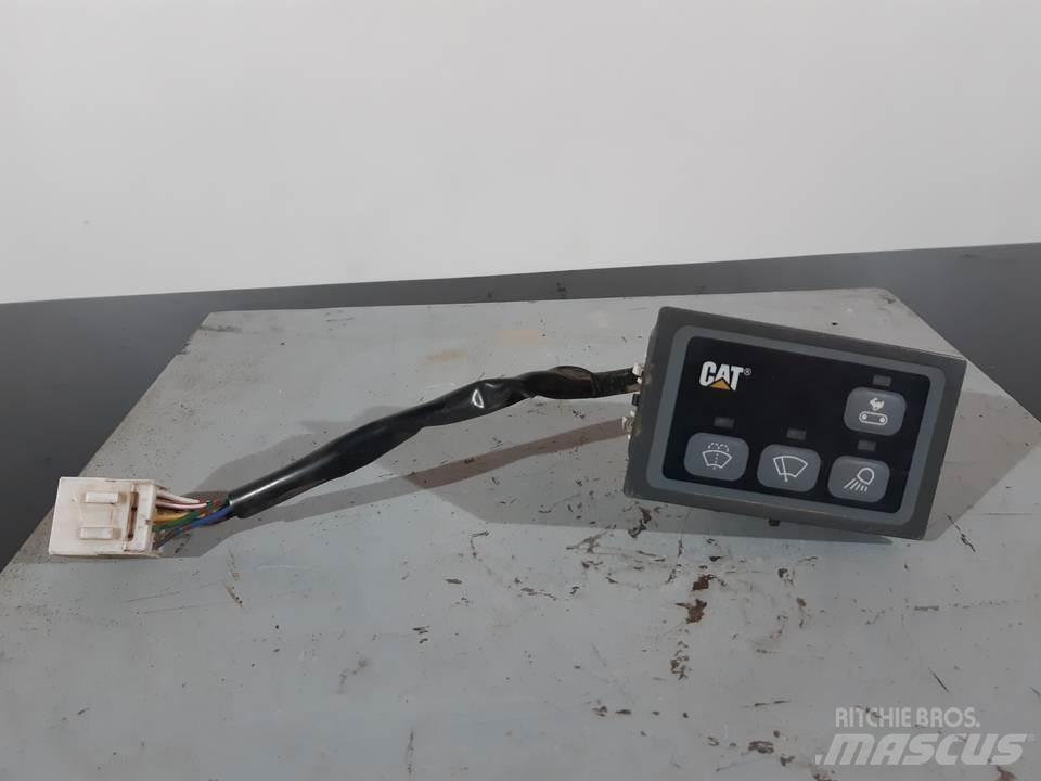 CAT 318C 駕駛室與內部