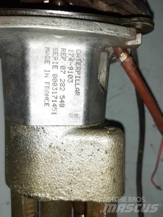CAT 320B 駕駛室與內部