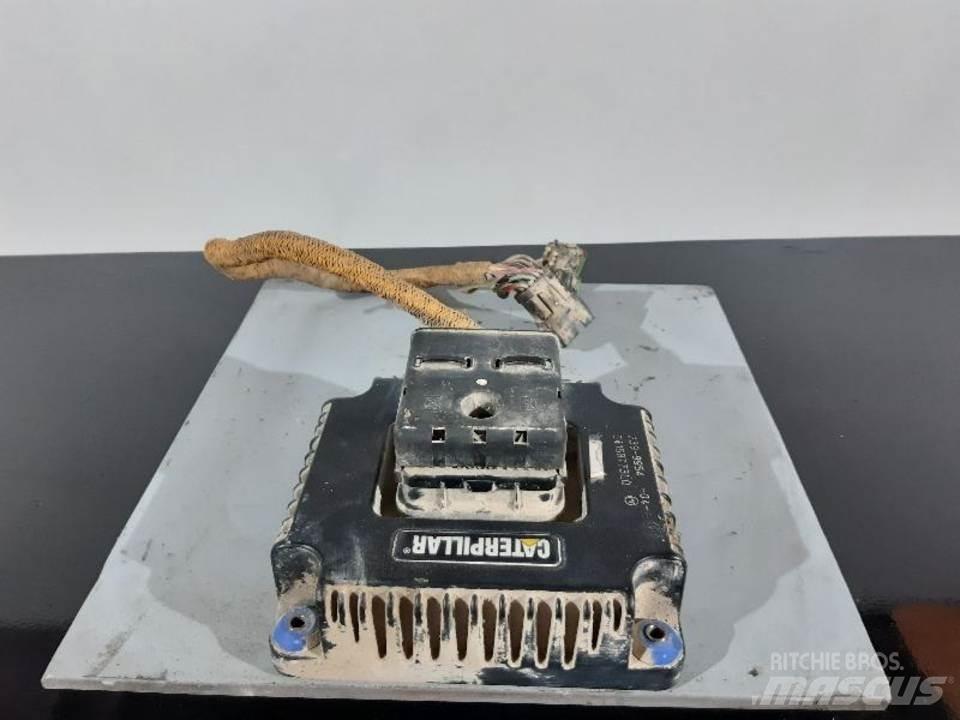 CAT 320DL 駕駛室與內部