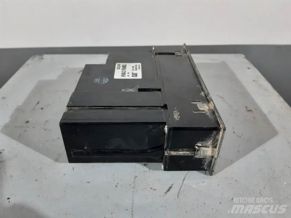 CAT 322 駕駛室與內部