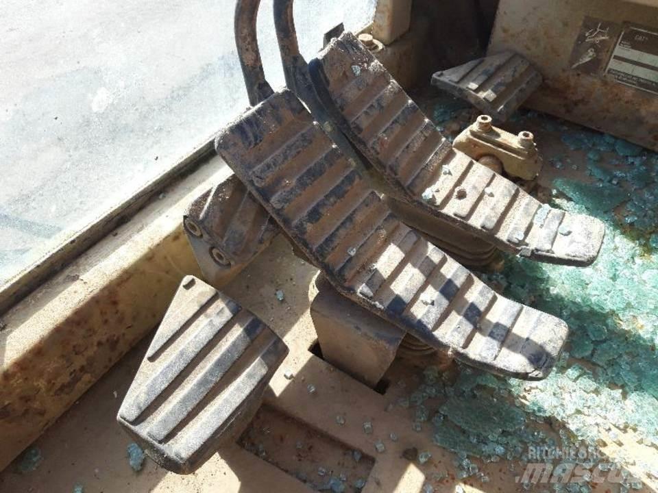CAT 325LN 駕駛室與內部