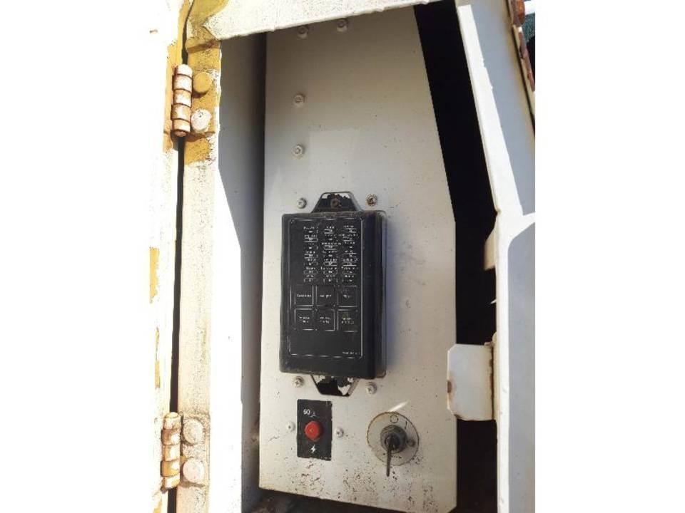 CAT 325LN 駕駛室與內部
