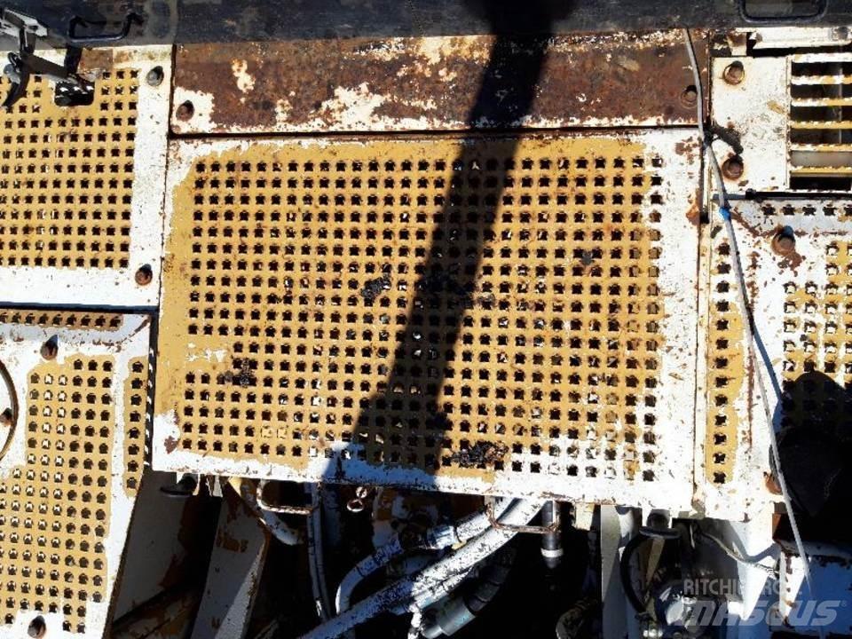 CAT 325LN 駕駛室與內部