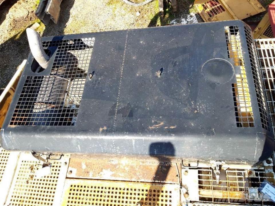 CAT 325LN 駕駛室與內部