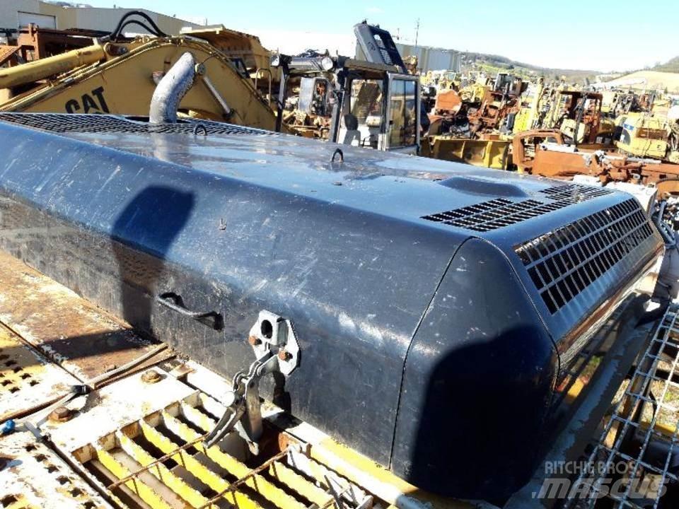 CAT 325LN 駕駛室與內部