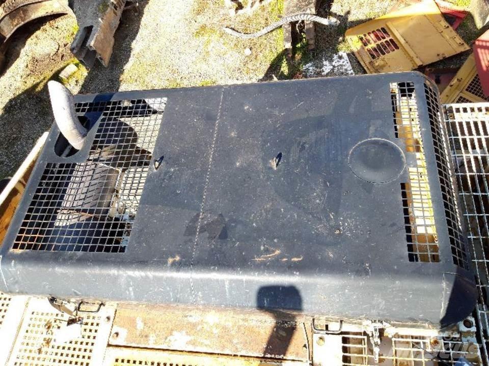 CAT 325LN 駕駛室與內部