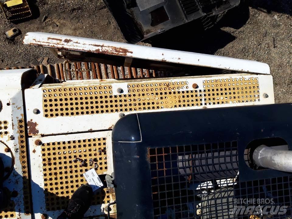 CAT 325LN 駕駛室與內部