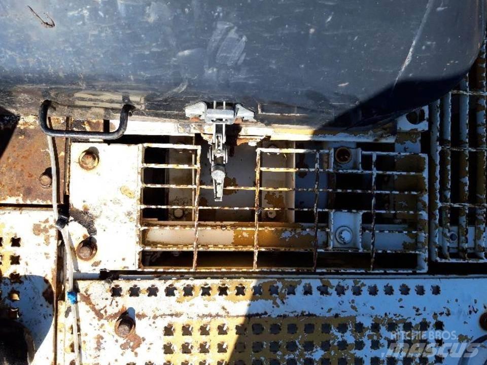 CAT 325LN 駕駛室與內部