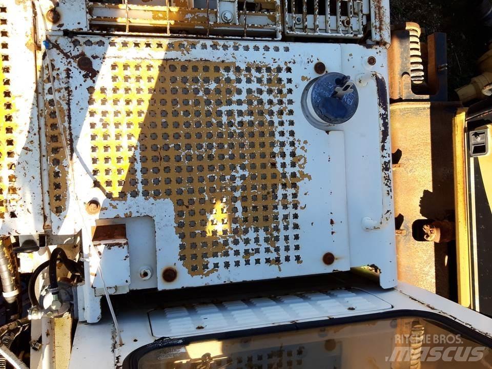 CAT 325LN 駕駛室與內部
