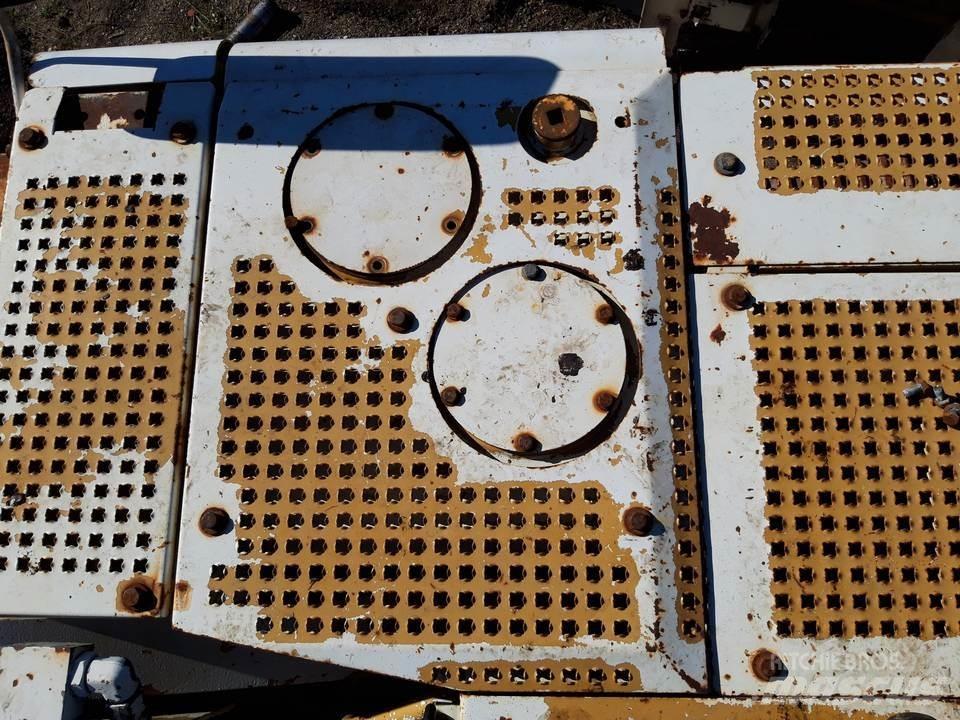 CAT 325LN 駕駛室與內部