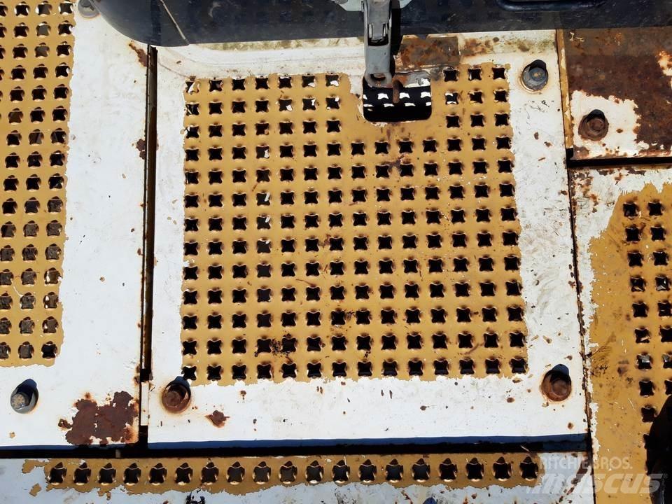 CAT 325LN 駕駛室與內部