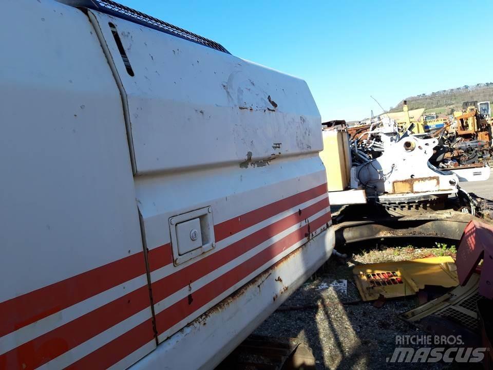 CAT 325LN 駕駛室與內部