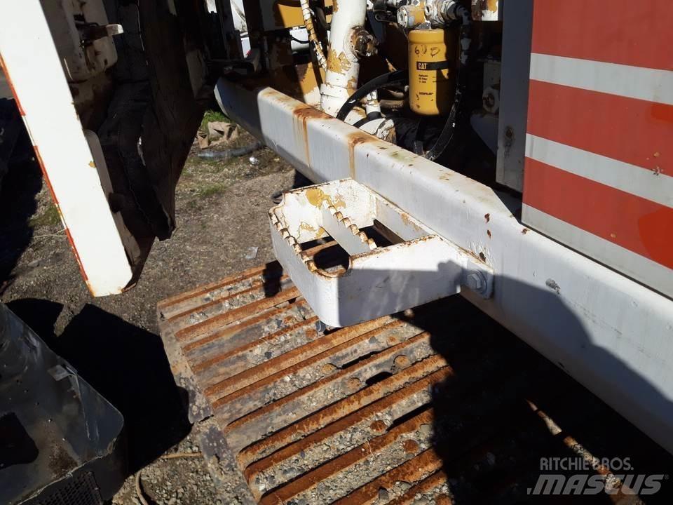 CAT 325LN 駕駛室與內部