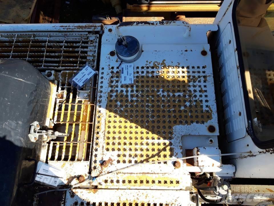 CAT 325LN 駕駛室與內部