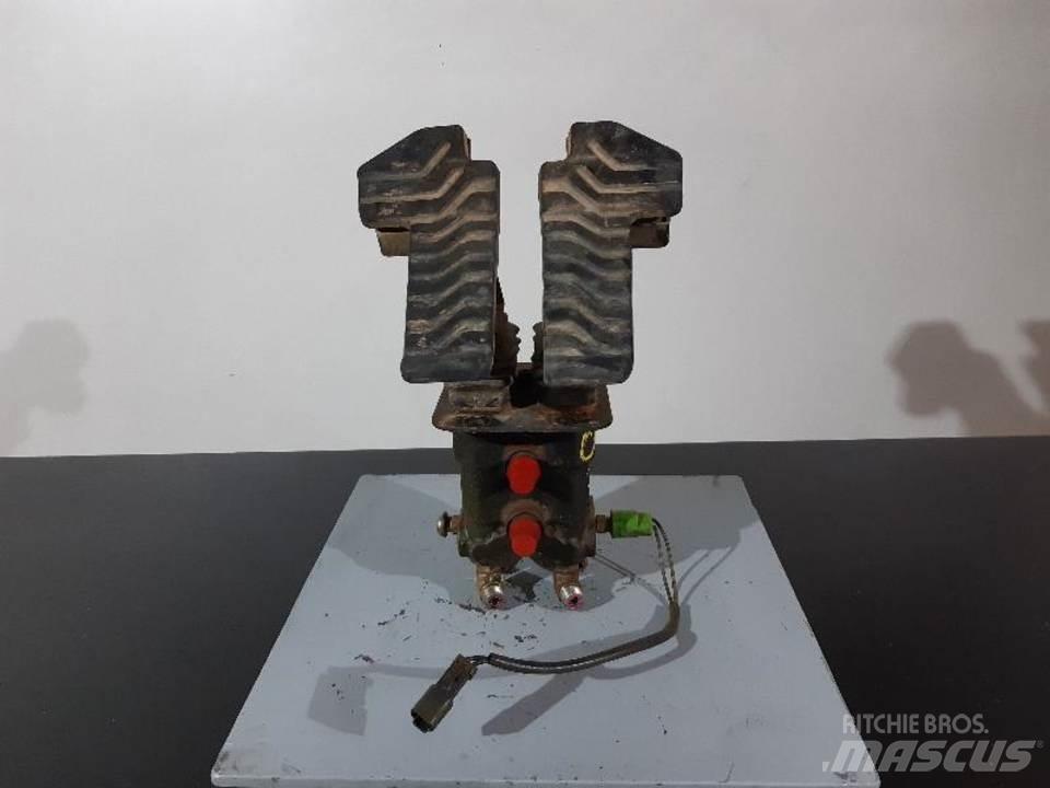 CAT 330C 駕駛室與內部