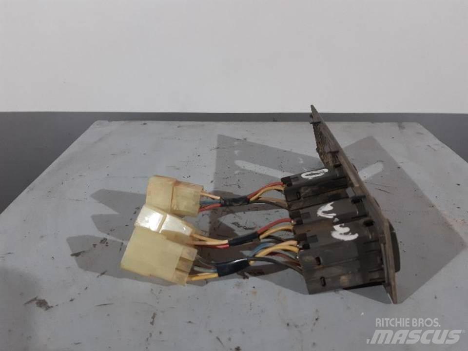 CAT 330C 駕駛室與內部