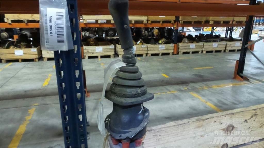 CAT 330L 駕駛室與內部